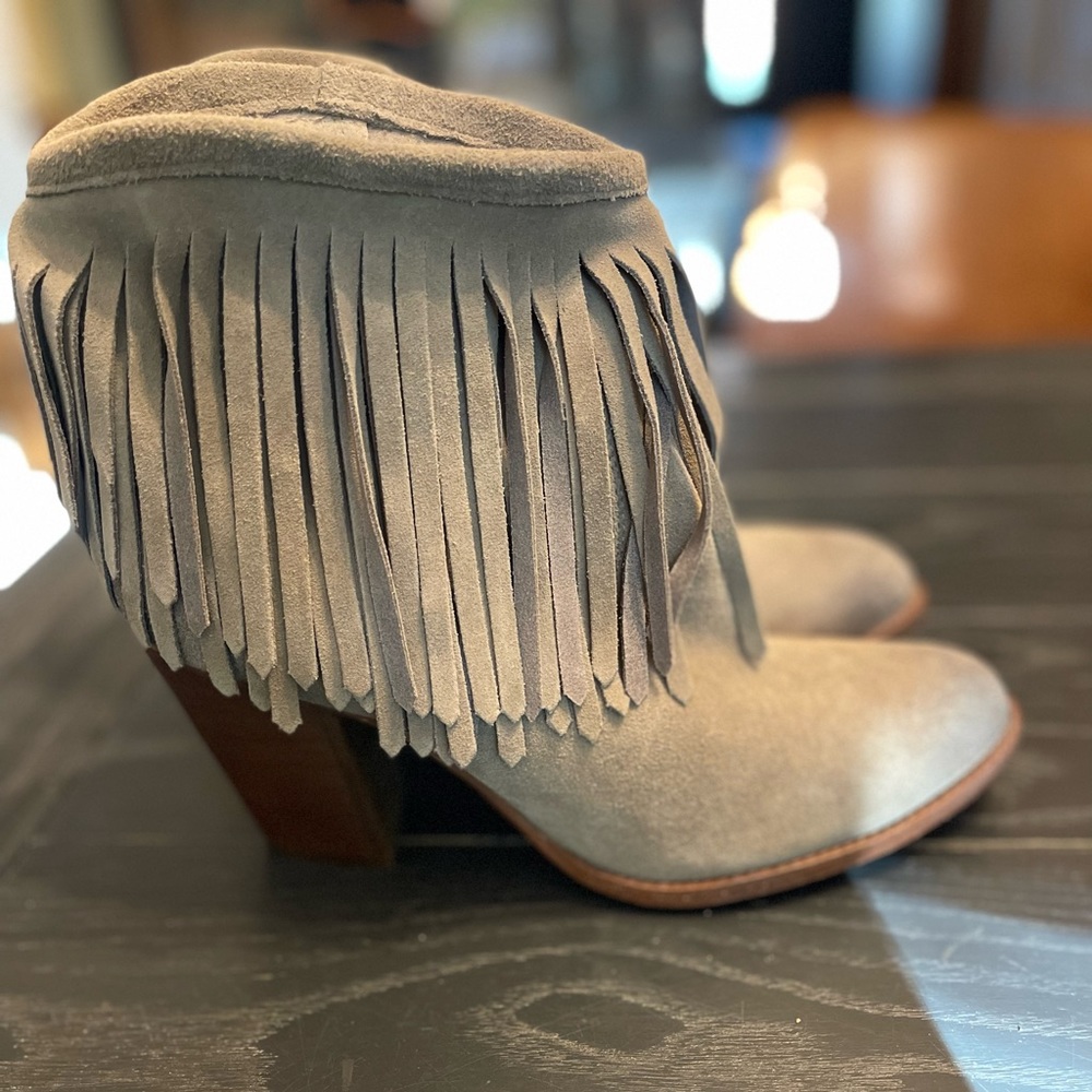 Frye fringe boot size 9.5 like new!
